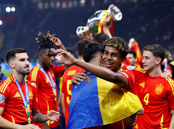 Soccer Football - Euro 2024 - Final - Spain v England - Berlin Olympiastadion, Berlin, Germany - July 14, 2024
UEFA president Aleksander Ceferin present the trophy to Spain's Alvaro Morata after winning the Euro 2024 aas King Felipe VI of Spain looks on REUTERS/Lee Smith