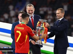 Alvaro Morata menerima tropi Piala Eropa 2024. 