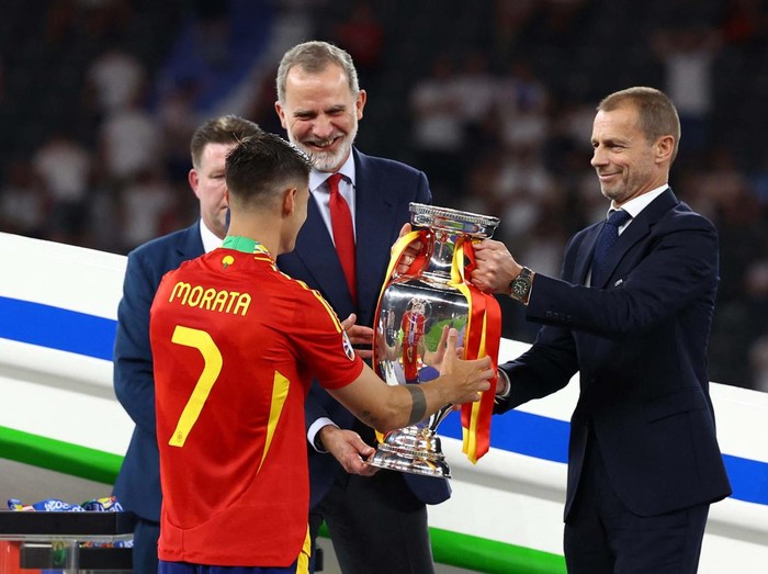 Soccer Football - Euro 2024 - Final - Spain v England - Berlin Olympiastadion, Berlin, Germany - July 14, 2024
UEFA president Aleksander Ceferin present the trophy to Spain's Alvaro Morata after winning the Euro 2024 aas King Felipe VI of Spain looks on REUTERS/Lee Smith