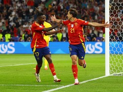 Spanyol vs Inggris berlangsung di Olympiastadion, Berlin, Senin (15/7/2024) dini hari WIB. Kedua tim bermain imbang tanpa gol di babak pertama. Tim Matador membuka keunggulan 1-0 lebih dulu di menit ke-47 lewat Nico Williams. Inggris kemudian menyamakan skor menjadi 1-1 di menit ke-73 melalui Cole Palmer. 