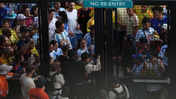 MIAMI GARDENS, FLORIDA - JULY 14: Large crowds of fans try to enter the stadium amid disturbances prior to the CONMEBOL Copa America 2024 Final match between Argentina and Colombia at Hard Rock Stadium on July 14, 2024 in Miami Gardens, Florida.   Megan Briggs/Getty Images/AFP (Photo by Megan Briggs / GETTY IMAGES NORTH AMERICA / Getty Images via AFP)