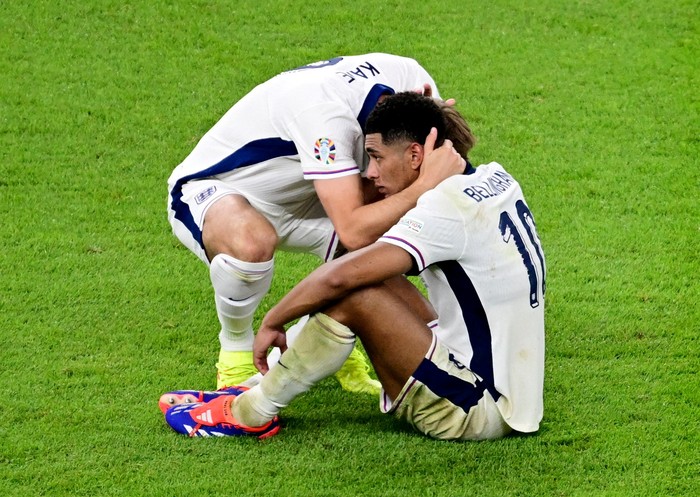 Soccer Football - Euro 2024 - Final - Spain v England - Berlin Olympiastadion, Berlin, Germany - July 14, 2024 Englands Harry Kane and Jude Bellingham look dejected after the match REUTERS/Angelika Warmuth     TPX IMAGES OF THE DAY