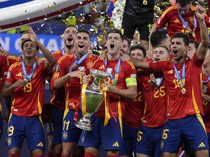 Suporter Turun ke Jalan Sambut Bus Parade Spanyol Juara Euro 2024