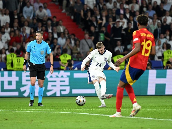 BERLIN, GERMANY - JULY 14: Cole Palmer of England scores his team's first goal during the UEFA EURO 2024 final match between Spain and England at Olympiastadion on July 14, 2024 in Berlin, Germany. (Photo by Michael Regan - UEFA/UEFA via Getty Images)