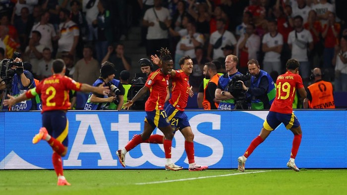 Soccer Football - Euro 2024 - Final - Spain v England - Berlin Olympiastadion, Berlin, Germany - July 14, 2024 Spains Mikel Oyarzabal celebrates scoring their second goal with Nico Williams and Lamine Yamal REUTERS/Lee Smith