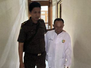 ASN Mojokerto Tipu Tetangga Modus CPNS Tanpa Tes Dituntut 2,5 Tahun Penjara ASN Mojokerto Tipu Tetangga Modus CPNS Tanpa Tes Dituntut 2,5 Tahun Penjara