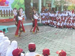 Hari Pertama Sekolah di SD Negeri Sidoarjo, Ada yang Disambut Remo Hari Pertama Sekolah di SD Negeri Sidoarjo, Ada yang Disambut Remo