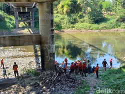 Pemotor Hilang di Jembatan Mojo, Tim SAR Susuri Bengawan Solo