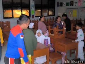 Tradisi Berebut Bangku Saat Hari Pertama Masuk Sekolah di Indramayu