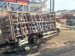 Truk Bawa Ratusan Tabung Gas 3 Kg Terbakar di Jalan Palembang-Banyuasin