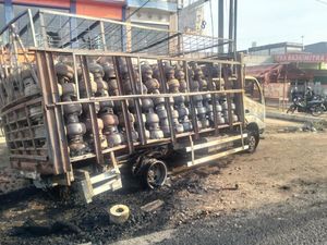 Truk Bawa Ratusan Tabung Gas 3 Kg Terbakar di Jalan Palembang-Banyuasin Truk Bawa Ratusan Tabung Gas 3 Kg Terbakar di Jalan Palembang-Banyuasin