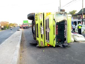 Truk Muat 30 Ton Pakan Ternak Terguling di Jombang gegara Sopir Ngantuk
