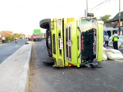 Truk Muat 30 Ton Pakan Ternak Terguling di Jombang gegara Sopir Ngantuk