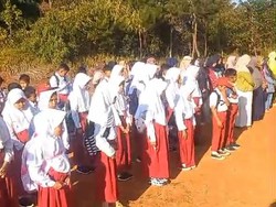 Pilu Siswa SD di KBB, MPLS di Lapang Bola gegara Sekolah Ambruk