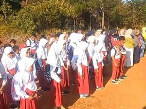 Pilu Siswa SD di KBB, MPLS di Lapang Bola gegara Sekolah Ambruk Pilu Siswa SD di KBB, MPLS di Lapang Bola gegara Sekolah Ambruk