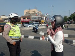 Wanita Ini Nangis Usai Diberhentikan Polisi gegara Lawan Arah di Pasar Minggu