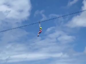 Ngeri, Anak Kecil Tersendat di Atas Flying Fox Nusa Penida Ngeri, Anak Kecil Tersendat di Atas Flying Fox Nusa Penida