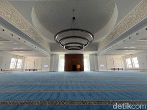 Menjelajahi Megahnya Masjid Presiden Jokowi di Abu Dhabi Menjelajahi Megahnya Masjid Presiden Jokowi di Abu Dhabi