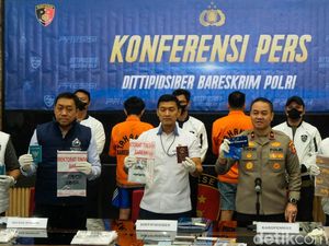 Polri Tangkap 4 Pelaku Scam Online Jaringan Internasional: 1 WNA, 3 WNI Polri Tangkap 4 Pelaku Scam Online Jaringan Internasional: 1 WNA, 3 WNI
