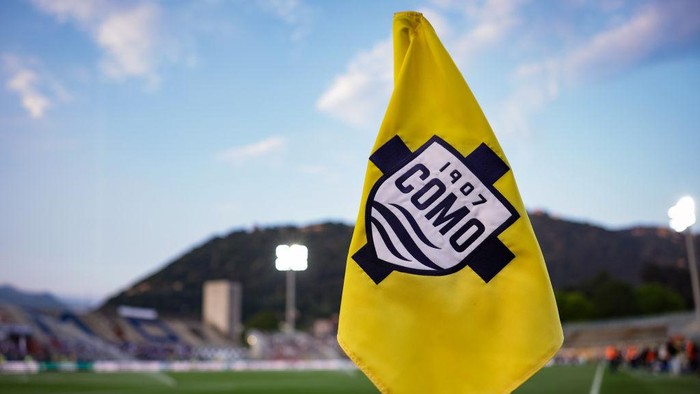 COMO, ITALY - MAY 10: A Como 1907 branded corner flag is seen in a general view prior to the Serie BKT match between Como 1907 and Cosenza Calcio at Stadio Giuseppe Sinigaglia on May 10, 2024 in Como, Italy.  (Photo by Jonathan Moscrop/Getty Images)