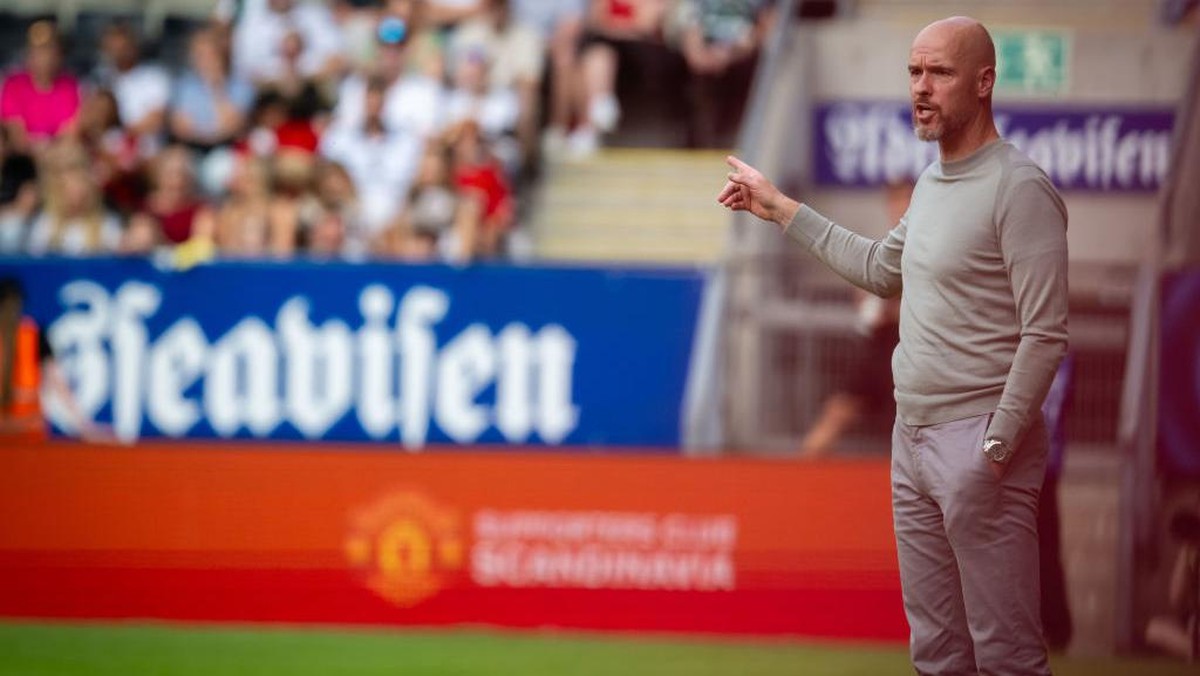 Erik ten Hag mengakui penampilan Manchester United di bawah standar usai kalah 0-1 dari Rosenborg di laga uji coba pramusim (Foto: Manchester United via Getty Imag/Ash Donelon)