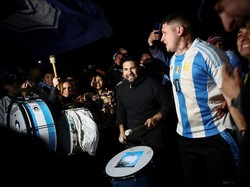 Orang-orang menunggu berjam-jam dan mengantri di jalur bus yang mengangkut para pemain dari bandara ke kompleks Asosiasi Sepak Bola Argentina. 