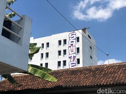 Vandalisme Sasar Dinding Gedung 8 Lantai di Jogja Bikin Netizen Geleng-geleng