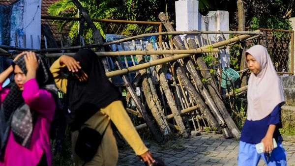 Gerbang SD di Serang Ditutup Tumpukan Kayu Imbas Sengketa Tanah