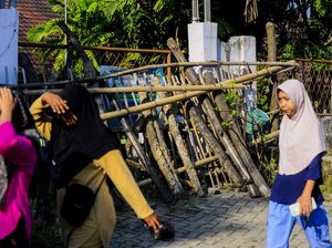 Gerbang SD di Serang Ditutup Tumpukan Kayu Imbas Sengketa Tanah