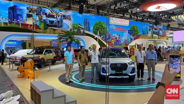 Penampakan persiapan berbagai merek di ICE BSD City, Tangerang pada Selasa (16/7/2024) menjelang pembukaan Gaikindo Indonesia International Auto Show (GIIAS) 2024.