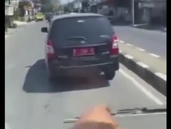 Innova Pelat Merah Halangi Mobil Damkar, Padahal Presiden Saja Harus Ngalah