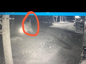 Fakta-fakta Heboh Sosok Pocong Bonceng Pemotor Terekam CCTV Polsek Lendah Fakta-fakta Heboh Sosok Pocong Bonceng Pemotor Terekam CCTV Polsek Lendah