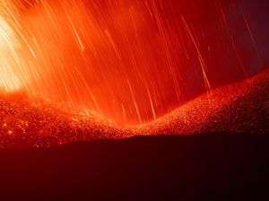 Hujan Lava Gunung Tertinggi di Eropa Hujan Lava Gunung Tertinggi di Eropa