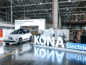 Mobil Listrik Pertama yang Pakai Baterai Buatan RI Resmi Diproduksi Mobil Listrik Pertama yang Pakai Baterai Buatan RI Resmi Diproduksi