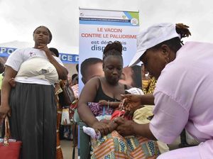 Anak-anak di Abidjan Disuntik Vaksin Malaria Anak-anak di Abidjan Disuntik Vaksin Malaria