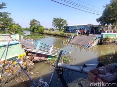 Potret Jembatan Antar Desa di Sidoarjo Ambrol