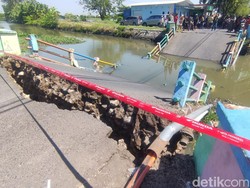 Jembatan Satu-satunya Akses Desa Kedung Peluk Menuju Kota Sidoarjo Ambrol