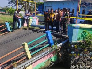 Jembatan Bailey Dibangun Gantikan yang Ambrol di Desa Kedung Peluk Sidoarjo Jembatan Bailey Dibangun Gantikan yang Ambrol di Desa Kedung Peluk Sidoarjo