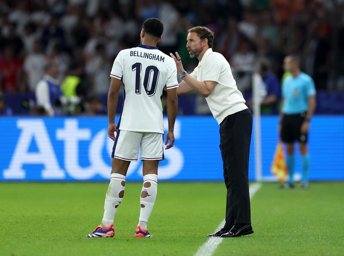 BERLIN, GERMANY - JULY 14: Gareth Southgate, Manager of England mens senior team, talks to Jude Bellingham of England during the UEFA EURO 2024 final match between Spain and England at Olympiastadion on July 14, 2024 in Berlin, Germany. (Photo by Eddie Keogh - The FA/The FA via Getty Images)