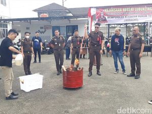 Kejari Lubuklinggau Musnahkan BB Perkara Umum, Ada Senpi hingga Narkoba Kejari Lubuklinggau Musnahkan BB Perkara Umum, Ada Senpi hingga Narkoba