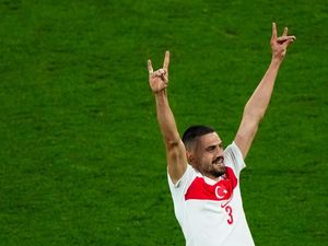 Kenapa Jerman dan Turki Debatkan Salam Serigala?