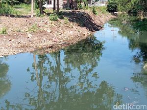 Senangnya Juriyah Saat Sungai Pengarengan Cirebon Bebas Sampah Senangnya Juriyah Saat Sungai Pengarengan Cirebon Bebas Sampah