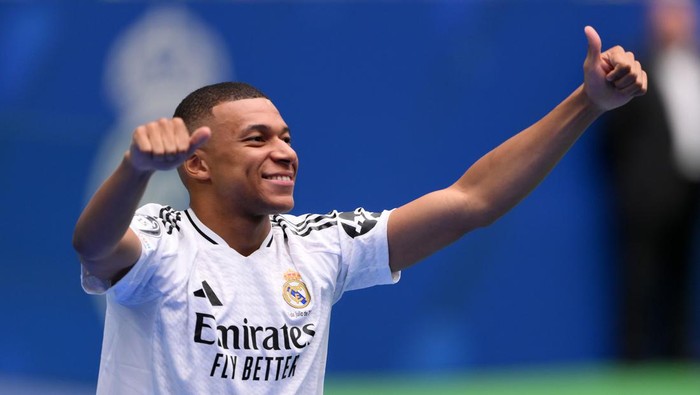 MADRID, SPAIN - JULY 16: Real Madrid new signing, Kylian Mbappe is unveiled at Estadio Santiago Bernabeu on July 16, 2024 in Madrid, Spain. (Photo by David Ramos/Getty Images)