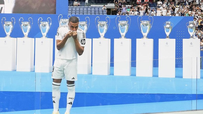 MADRID, SPAIN - JULY 16: Kylian Mbappe kisses Real Madrid jersey during his presentation as a new Real Madrid player at Estadio Santiago Bernabeu on July 16, 2024 in Madrid, Spain. (Photo by Jose Hernandez/Anadolu via Getty Images)