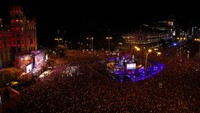 Sebuah parade perayaan diadakan di jalan-jalan ibu kota setelah Spanyol mengalahkan Inggris.  