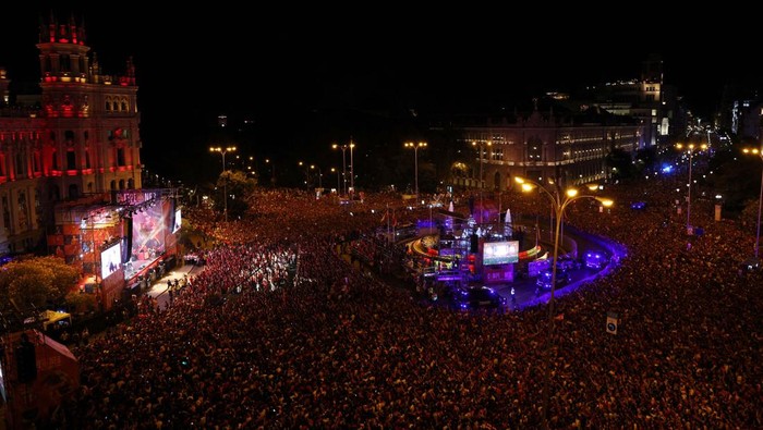 Lautan Manusia Rayakan Kemenangan Timnas Spanyol Soccer Football - Euro 2024 - Spain Parade after winning Euro 2024 - Madrid, Spain - July 15, 2024
Spain fans gather on Plaza Cibeles during the parade REUTERS/Isabel Infantes