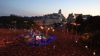 Tampak lautan manusia memenuhi Plaza Cibeles, Kota Madrid, Spanyol, 15 Juli 2024.  