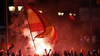 Mereka juga menyalakan flare.  