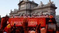 Para pemain Timnas Spanyol diarak keliling kota.  