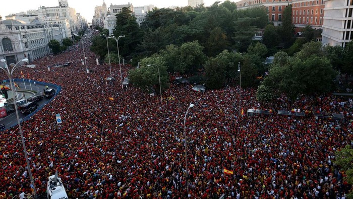 Soccer Football - Euro 2024 - Spain Parade after winning Euro 2024 - Madrid, Spain - July 15, 2024
Spain fans gather on Plaza Cibeles during the parade REUTERS/Isabel Infantes